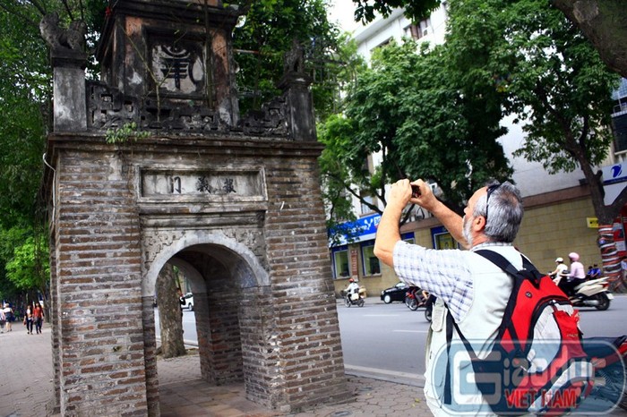 Di tích lịch sử tháp Hòa Phong nằm ngay bên bờ hồ Hoàn Kiếm, hàng ngày có rất nhiều khách du lịch qua lại, chụp ảnh kỷ niệm tại đây. Tháp bị bôi bẩn như vậy làm bộ mặt của Hà Nội thêm xấu đi trong mắt bạn bè quốc tế!